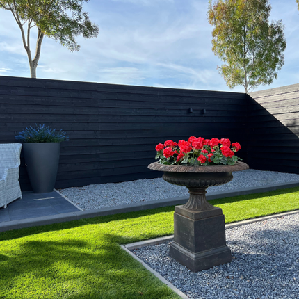 buiten-geranium-kunstboeket-in-ijzerenpot